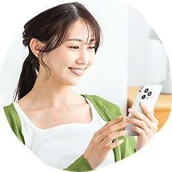 スマホを見る女性